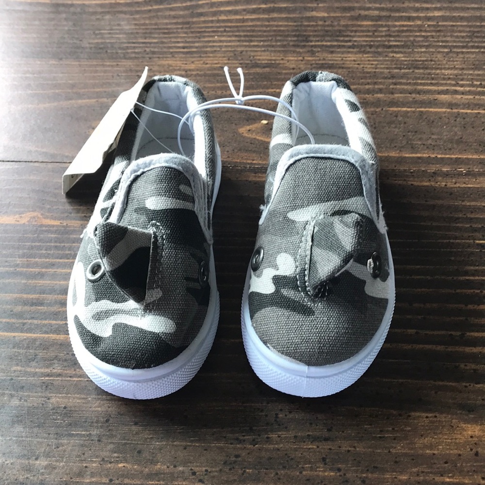 KICS boys camo shark shoes